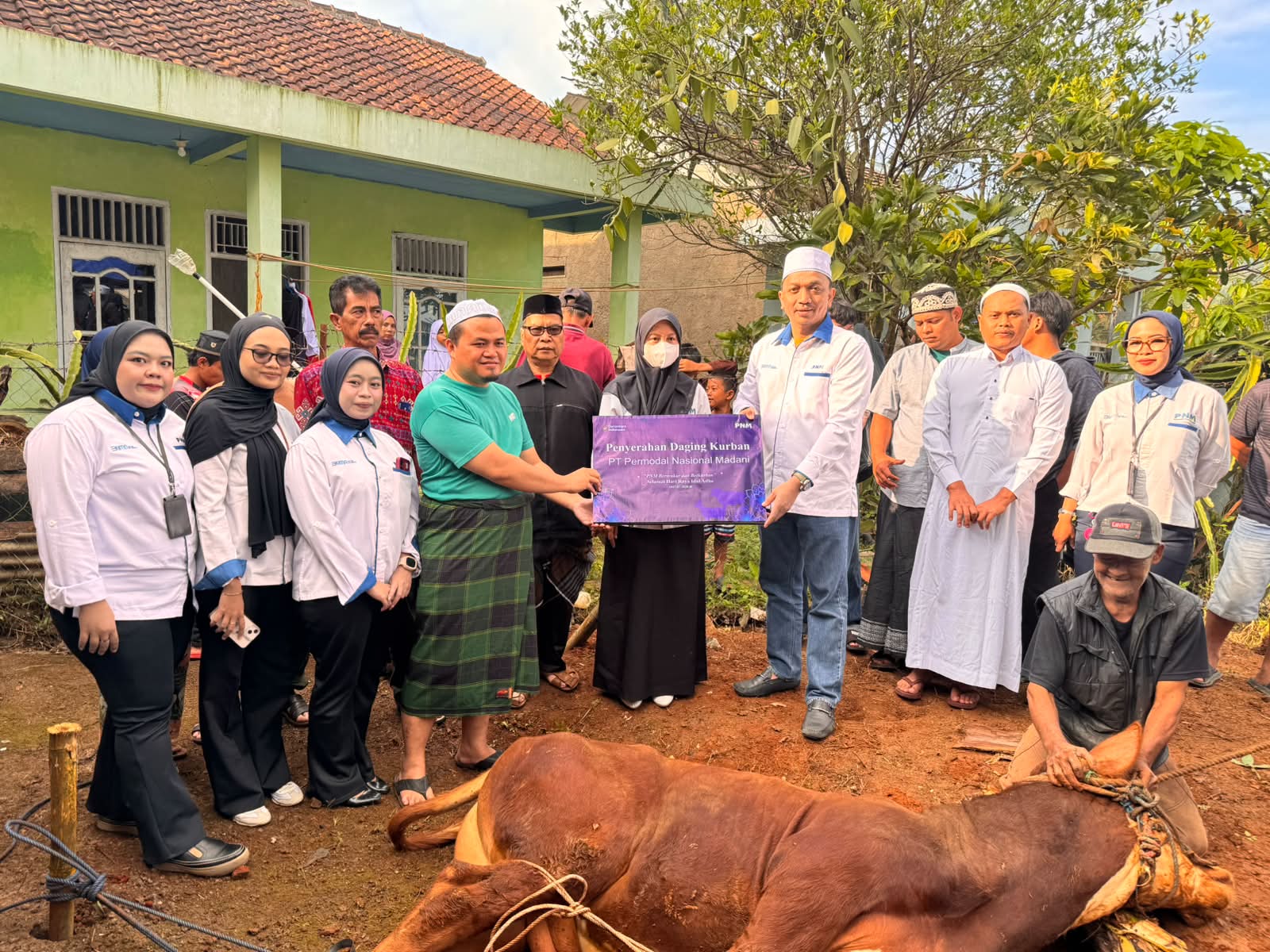 PNM Tebar Syukur, Salurkan Hewan Kurban ke Warga Desa