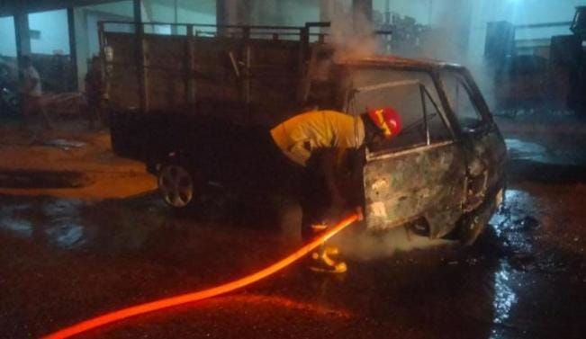 Korsleting Diduga Jadi Penyebab Mobil Pickup Terbakar di Jepara